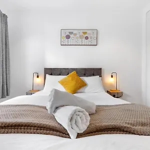 Modern Luxury Next To Aldgate East Station And Tower Of London